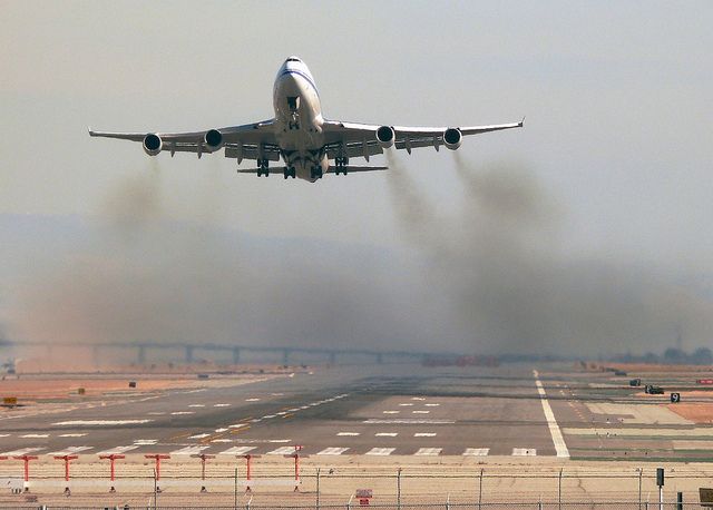 سوخت هواپیماها حاوی موادی است که هوا را به‌شدت آلوده می‌کند