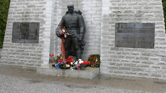 دولت استونی در سال 2007 مجسمه موسوم به "سرباز ناجی" که نماد جنگ مردم روسیه در مقابل آلمان نازی بود را به گورستانی عمومی منتقل کرد. این امر خشم دولتمردان روسیه را برانگیخت.
