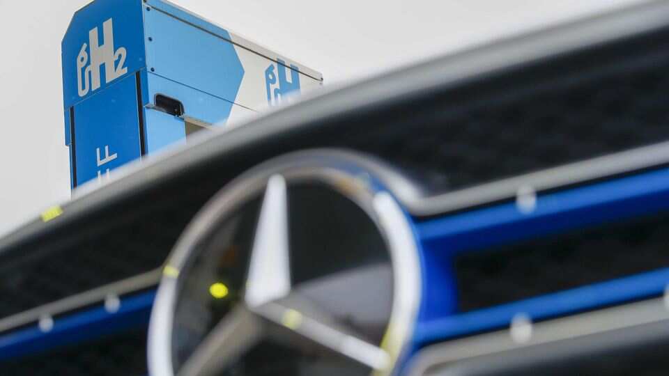 stopping hydrogen car development Mercedes-Benz