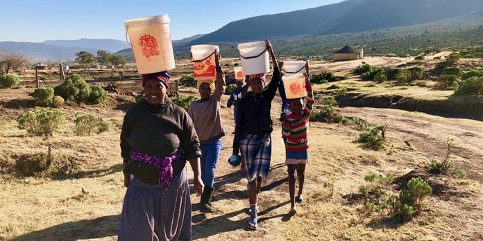 نقش زنان در تامین آب مناطق فقیر