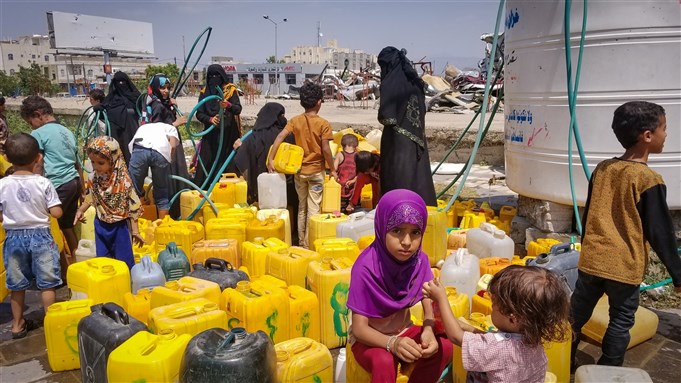 منابع آبی سطحی پایدار و زیادی در یمن وجود ندارد، لذا بیشتر منابع آبی تامین تقاضای این کشور، به طور معمول منابع آبی زیرزمینی هستند که با بهره‌گیری از موتورهای دیزلی برداشت می شوند.