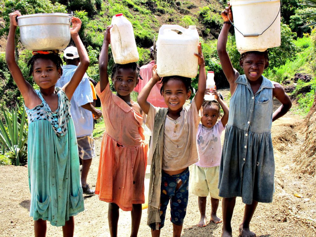 کودکان و دختران برای حمل آب