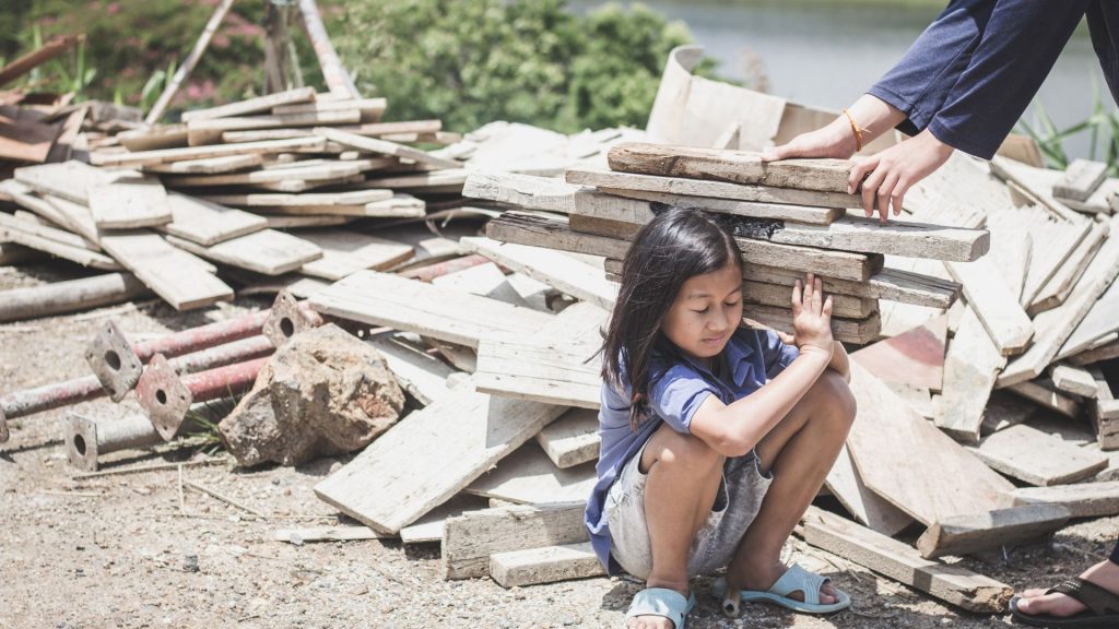 کار کودکان و استفاده از دختران کودک در مشاغل سخت