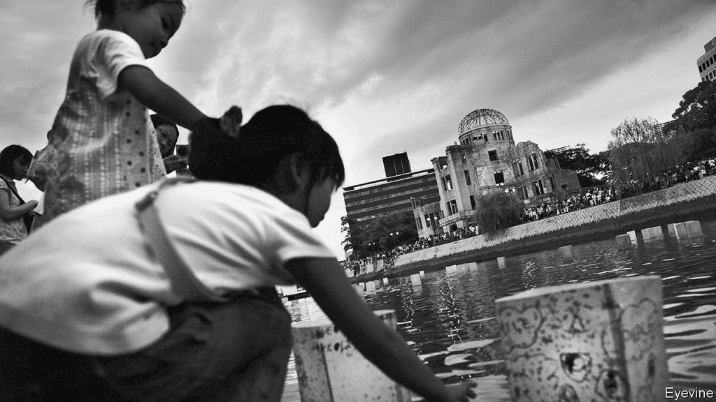 صحنه ای از بازمانده های شهر هیروشیما پس از حمله اتمی آمریکا به آن